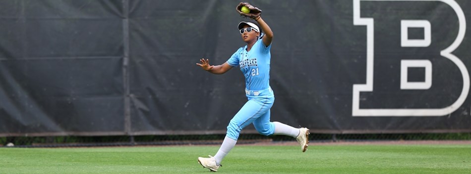 A player makes a running one handed catch in the outfield at the 2019 Class 3A State Softball Final.