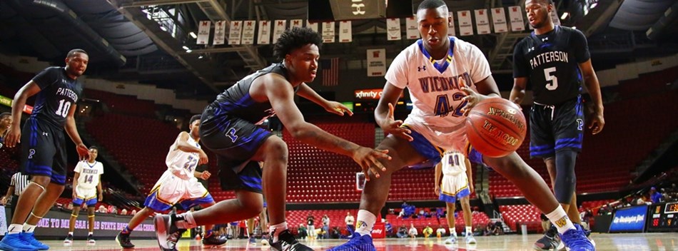 Two male players go after a loose ball along the baseline at the 2019 Class 2A State Semifinals.